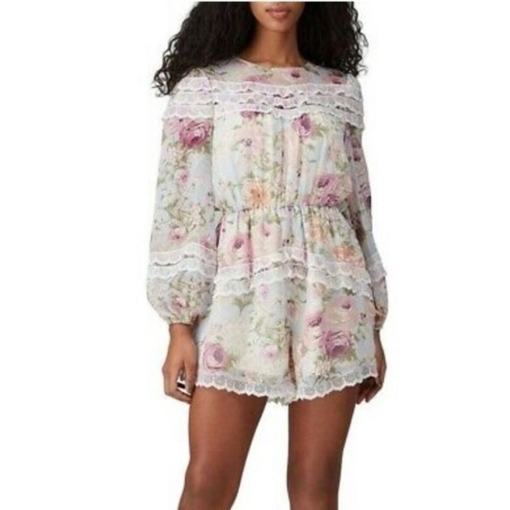 NWT Elliatt  floral lace spring Playsuit romper
Size XS